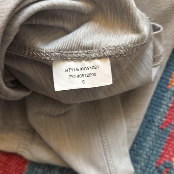 Vuori Long-Sleeve Lux Crop Tee Platinum Heather Size S - Picture 4 of 5